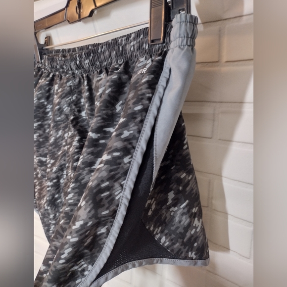 Nike Dri-Fit Gray Patterned Workout Jogger Shorts - Picture 6 of 10